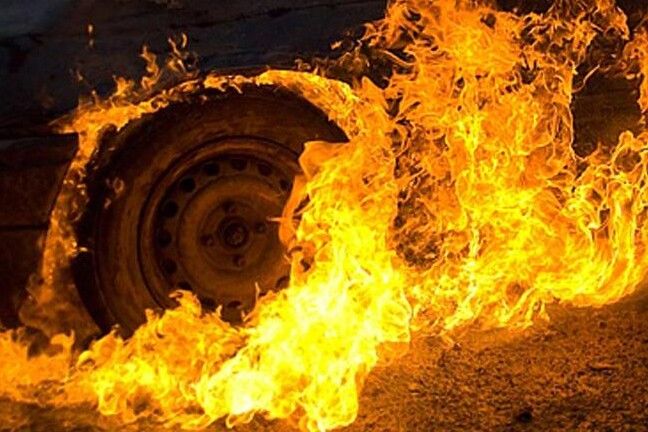 На Чернігівщині згоріли гараж з автівкою