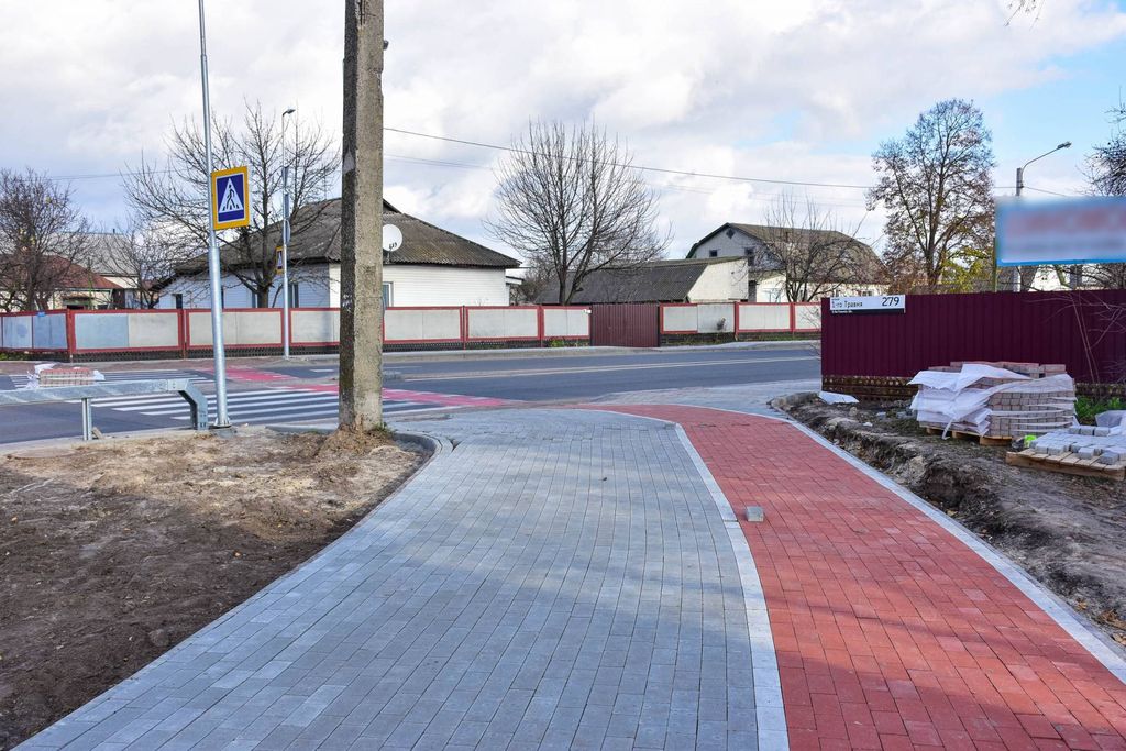 На перетині вулиць 1-го Травня та Кільцевої майже готові нові тротуари і велодоріжки