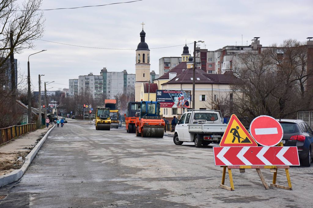 На вулиці Київській укладають нижній шар асфальту. ФОТОРЕПОРТАЖ