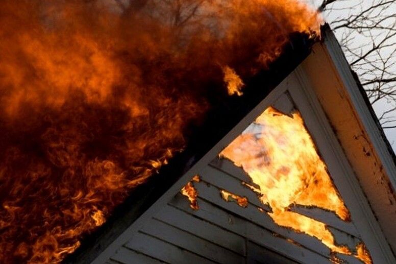 У Бобровиці під час пожежі у будинку жінка отримала опіки