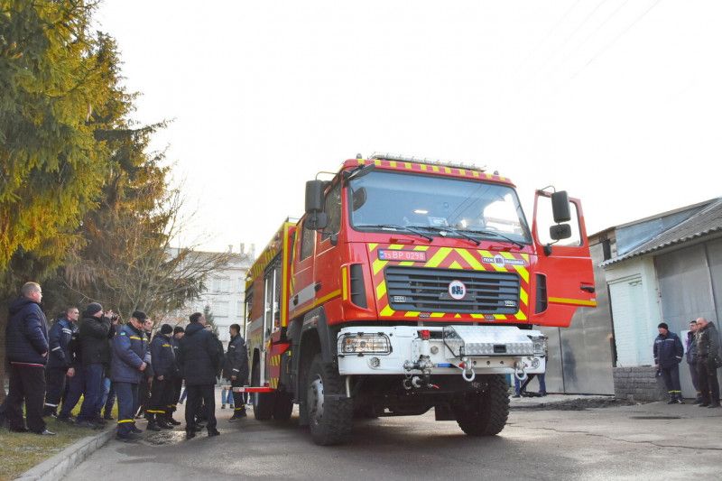 У Коропській громаді рятувальники отримали новий пожежний автомобіль