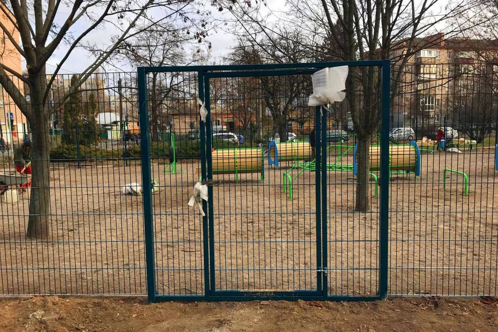 У парку по проспекту Миру завершують впорядковувати майданчик для вигулу та дресирування собак. ФОТОРЕПОРТАЖ