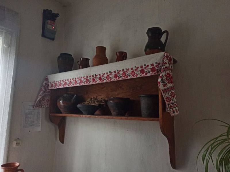 Від дерев’яних весільних тарілок і раритетів до пластикових стаканчиків: посуд різних епох зберігається в музеї на Чернігівщині