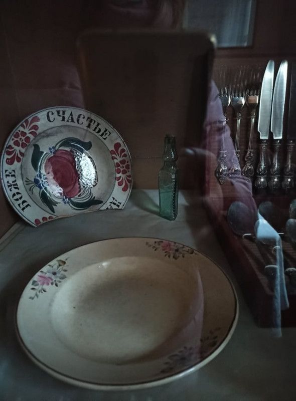 Від дерев’яних весільних тарілок і раритетів до пластикових стаканчиків: посуд різних епох зберігається в музеї на Чернігівщині