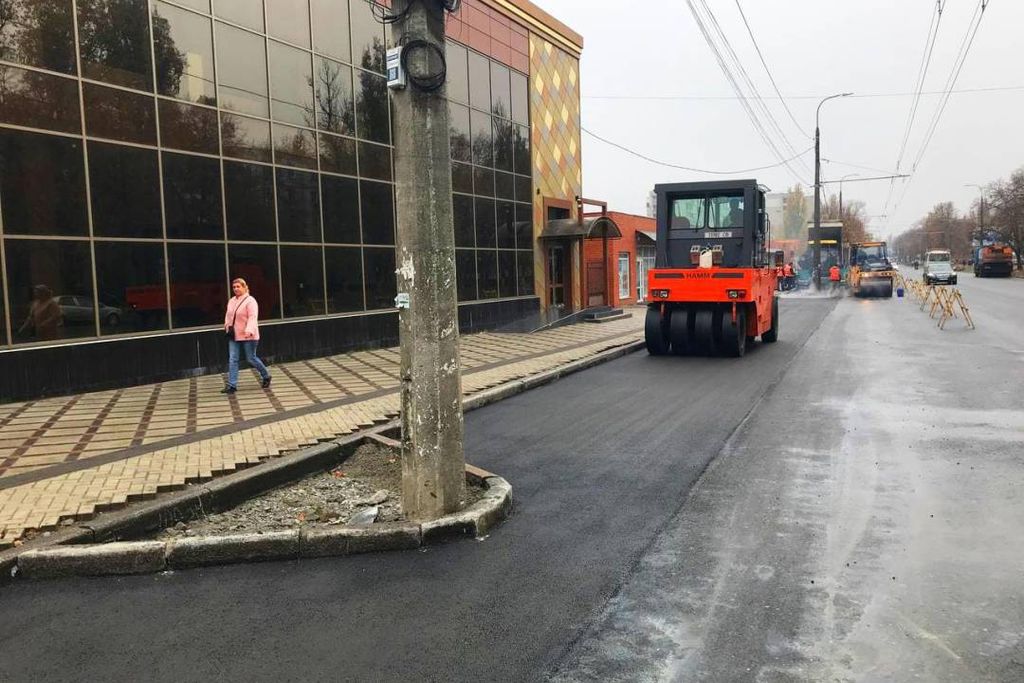 Вулиця Івана Мазепи тепер з новим асфальтним покриттям. ФОТОРЕПОРТАЖ