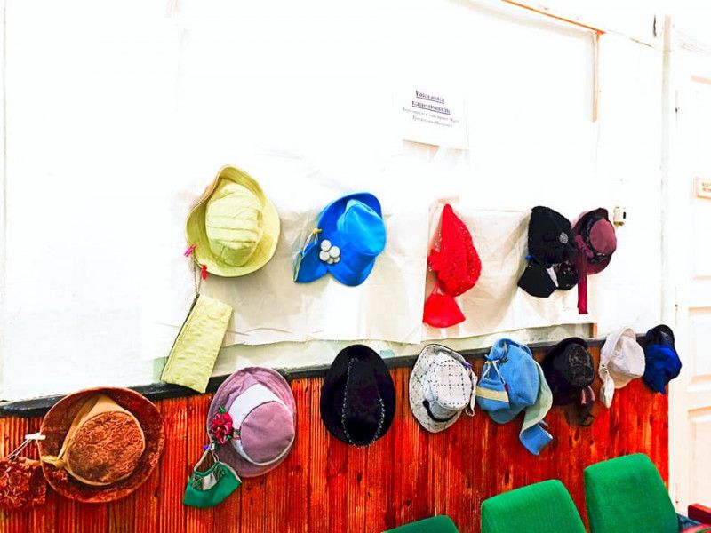 Жителька Березни представила односельцям колекцію капелюшків, виготовлених власноруч
