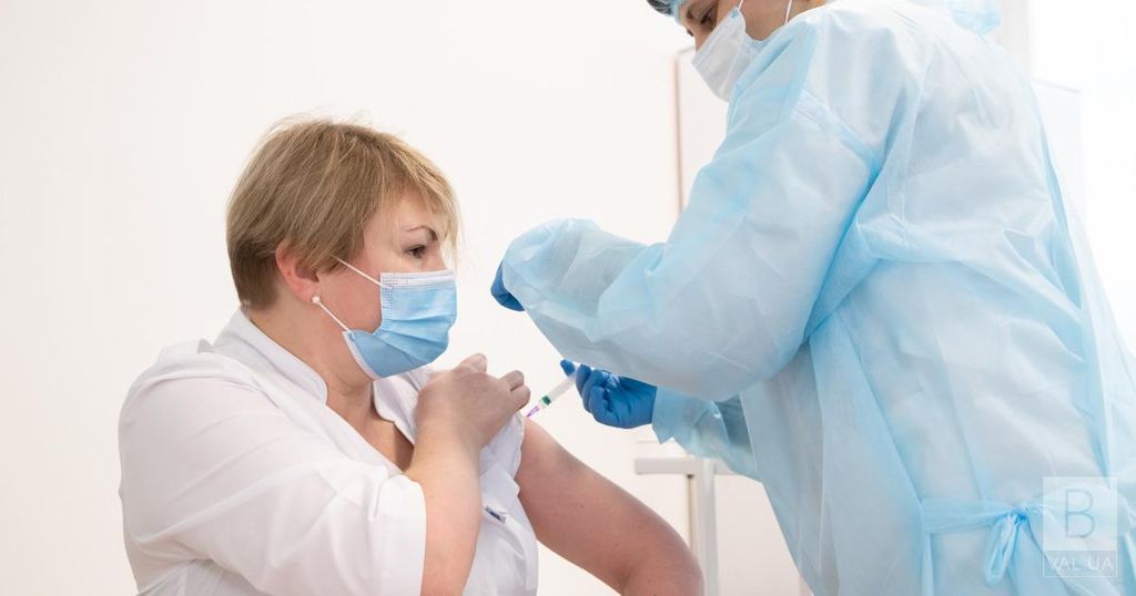 У Чернігові вже колють бустерну дозу вакцини від коронавірусу медикам