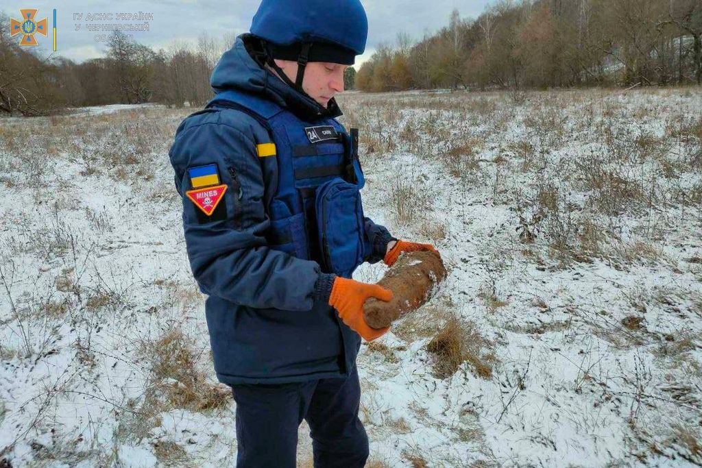 На околиці Новгорода-Сіверського знайшли авіаційну бомбу. ФОТО