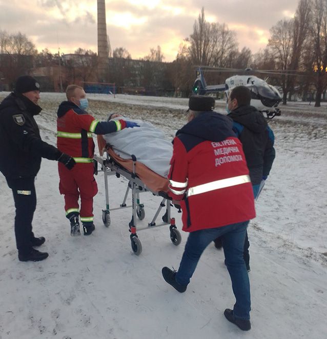 Вперше у практиці чернігівських медиків: «важку» пацієнтку доправили до Києва на спецгелікоптері. ФОТО