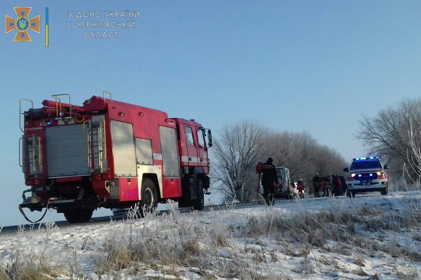 На Чернігівщині у ДТП постраждали 4 людей. З них 25-річного водія діставали рятувальники. ФОТО