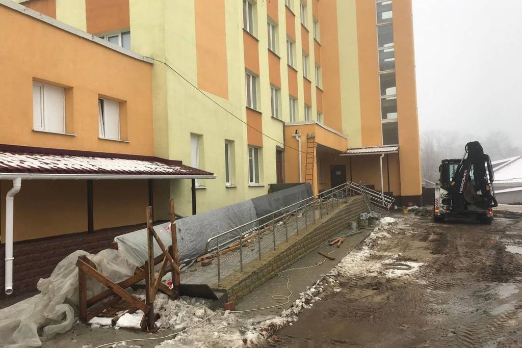 У Чернігові біля двох лікарень облаштували пандуси. ФОТО
