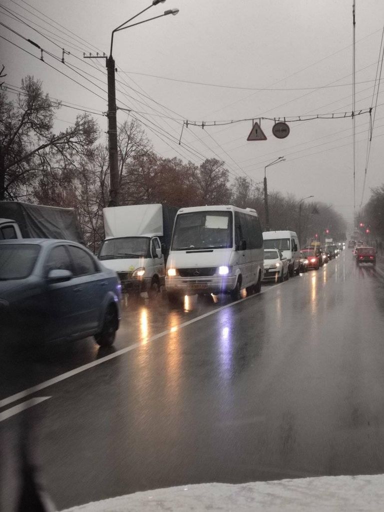 Кілометрові затори: у Чернігові на Героїв Чорнобиля почали тестувати оновлені світлофори. ФОТО