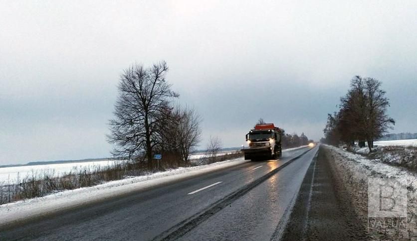 Сніг та ожеледиця: водіїв попереджають про погіршення погоди найближчими днями