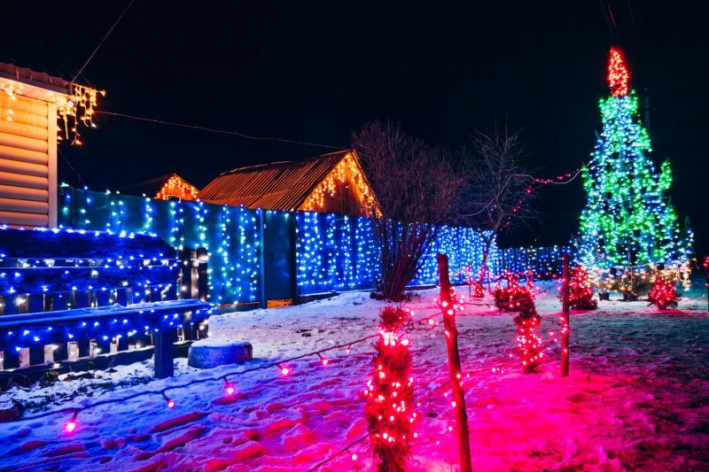 На півночі Чернігівщини чоловік створив новорічну казку біля власного будинку (Фото)