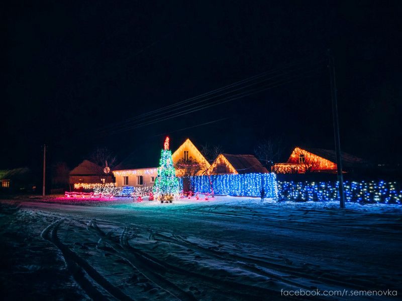 На півночі Чернігівщини чоловік створив новорічну казку біля власного будинку (Фото)