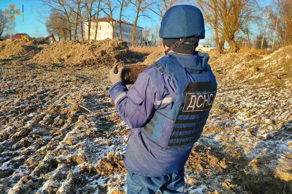 Копали ставок: на Чернігівщині трактористи виявили вибухонебезпенчий предмет. ФОТО