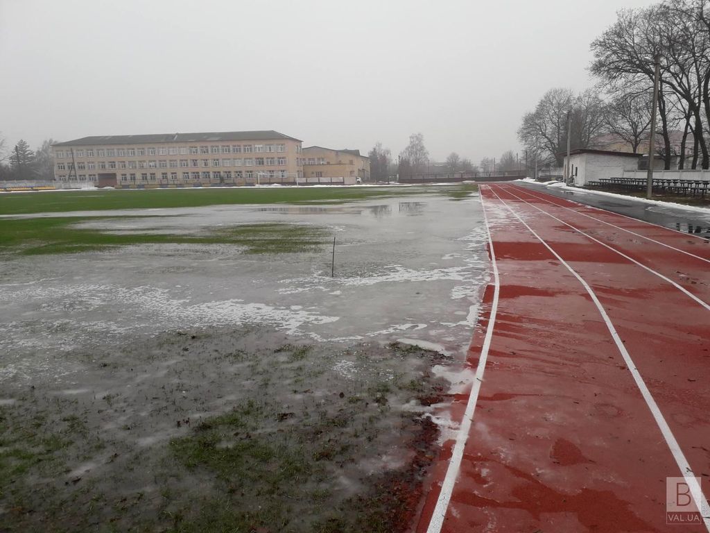 Неналежний дренаж: експерти пояснили, чому стадіон у Борзні став «басейном»