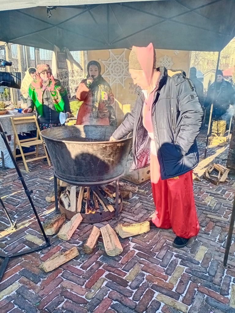 Більше 1000 порцій: у Чернігові зварили рекордний різдвяний куліш. ФОТО