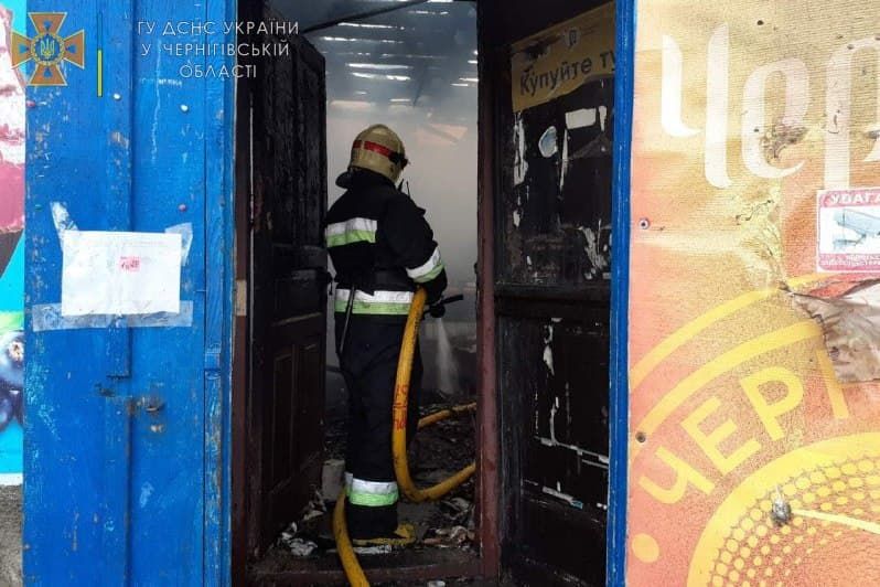 У Чернігівському районі згорів продуктовий магазин. ФОТО