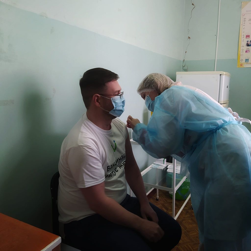 Головний санітарний лікар отримав бустерну дозу вакцини в Киїнці