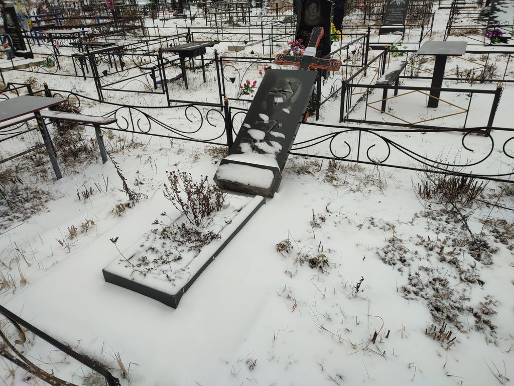 У Городні сильний вітер пошкодив пам’ятники на кладовищах. ФОТОфакт