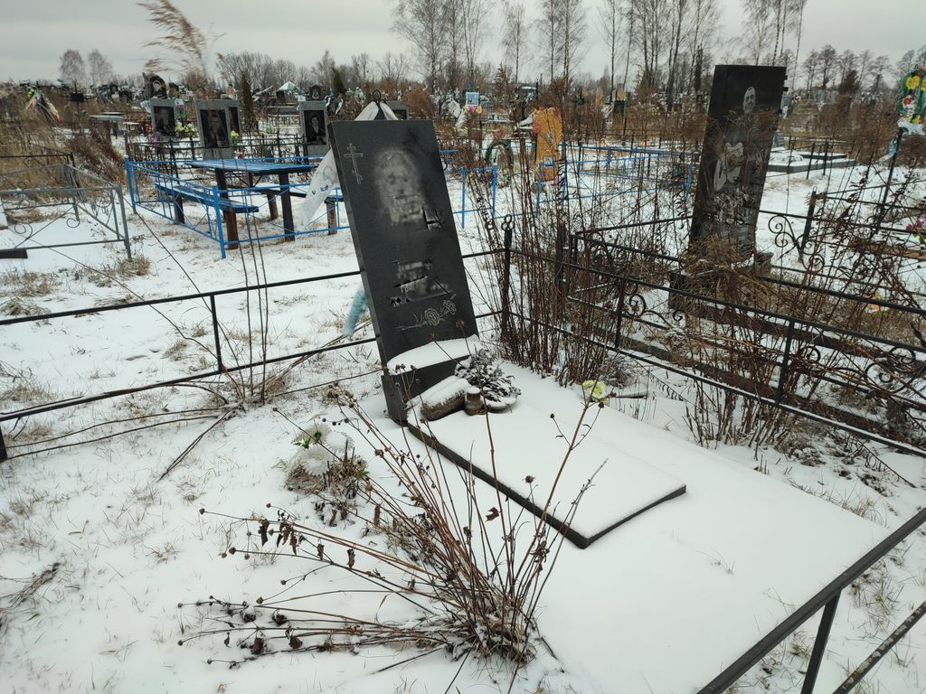 У Городні сильний вітер пошкодив пам’ятники на кладовищах. ФОТОфакт