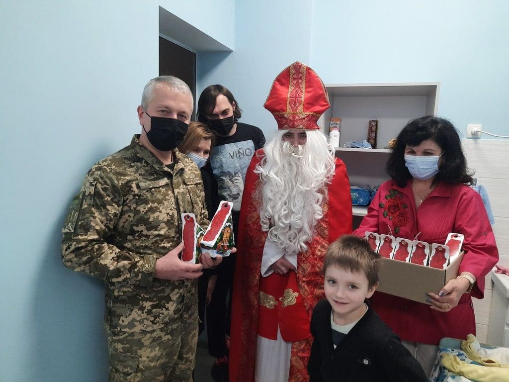 «Різдвяний караван казок»: «АТБ» передає дітям-сиротам три тисячі солодких подарунків