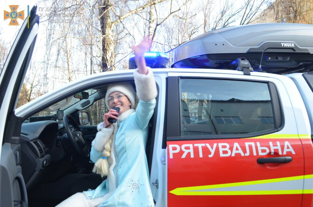У Чернігові рятувальники разом із волонтерами привітали онкохворих діток. ФОТО