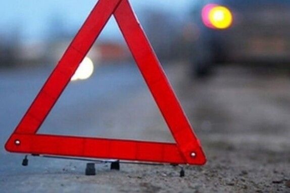 На Чернігівщині автівка влетіла у відбійник: троє людей постраждали