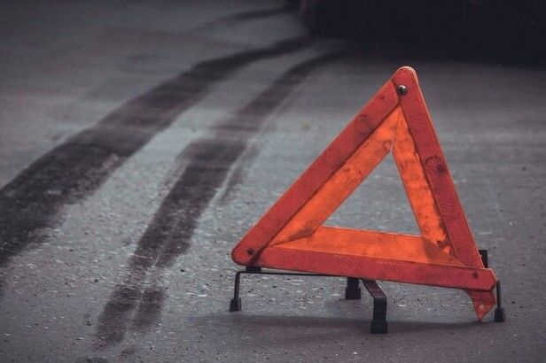 На Чернігівщині автівка злетіла у кювет: двоє людей постраждали