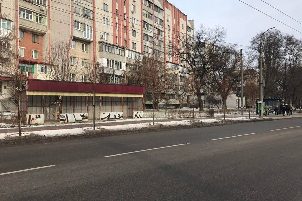 На вул. Шевченка, у районі Чернігівської політехніки, демонтують великогабаритний МАФ