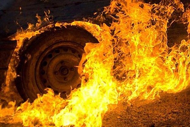 У Чернігові на проспекті Миру загорівся автомобіль