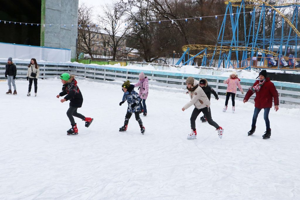 Чернігівські поліцейські влаштували діткам, що опинилися у складних життєвих обставинах, зимове свято на ковзанці. ФОТО