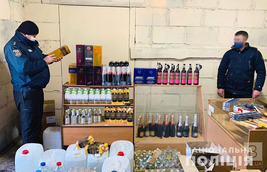 У Чернігові викрили підприємця, який виготовляв контрафактний алкоголь. ФОТО