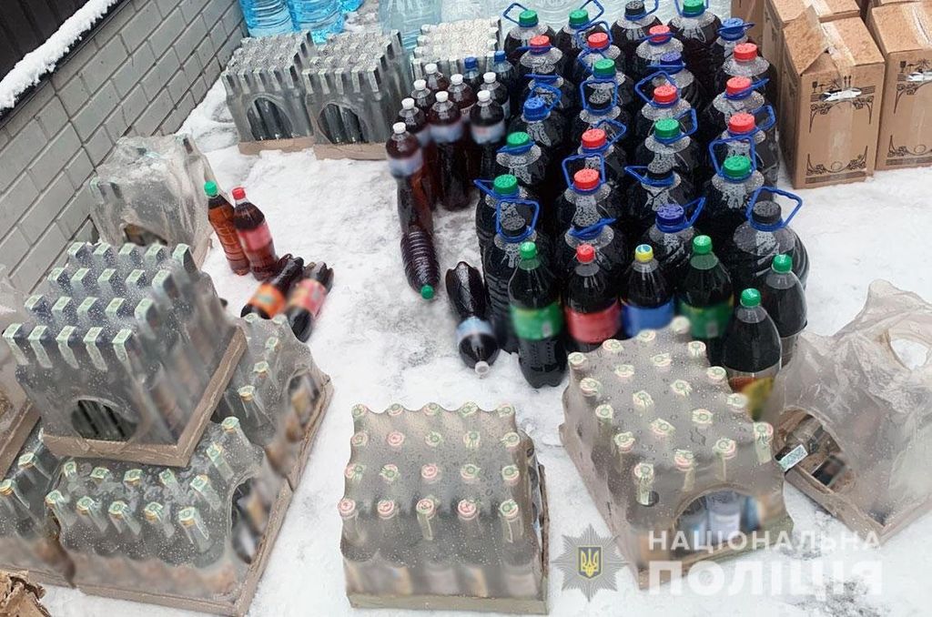 На Чернігівщині у підприємців вилучили дві тонни контрафактного алкоголю та понад 700 пачок цигарок. ФОТО
