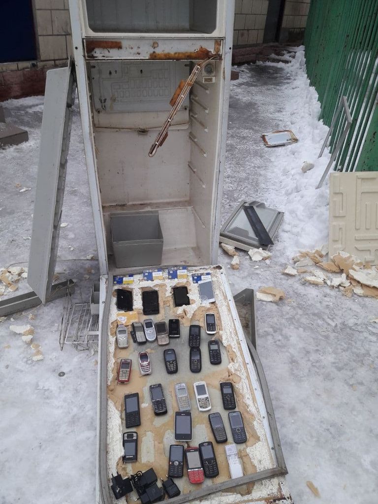 У дверцятах холодильника: до Чернігівського СІЗО намагалися передати 28 мобільних телефонів. ФОТО