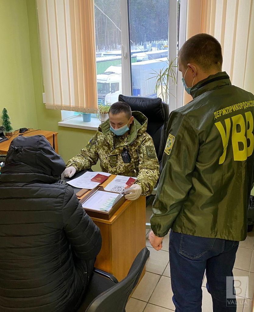 Фейкові «ковід сертифікати» та хабар: двох росіян прикордонники не пропустили в Україну