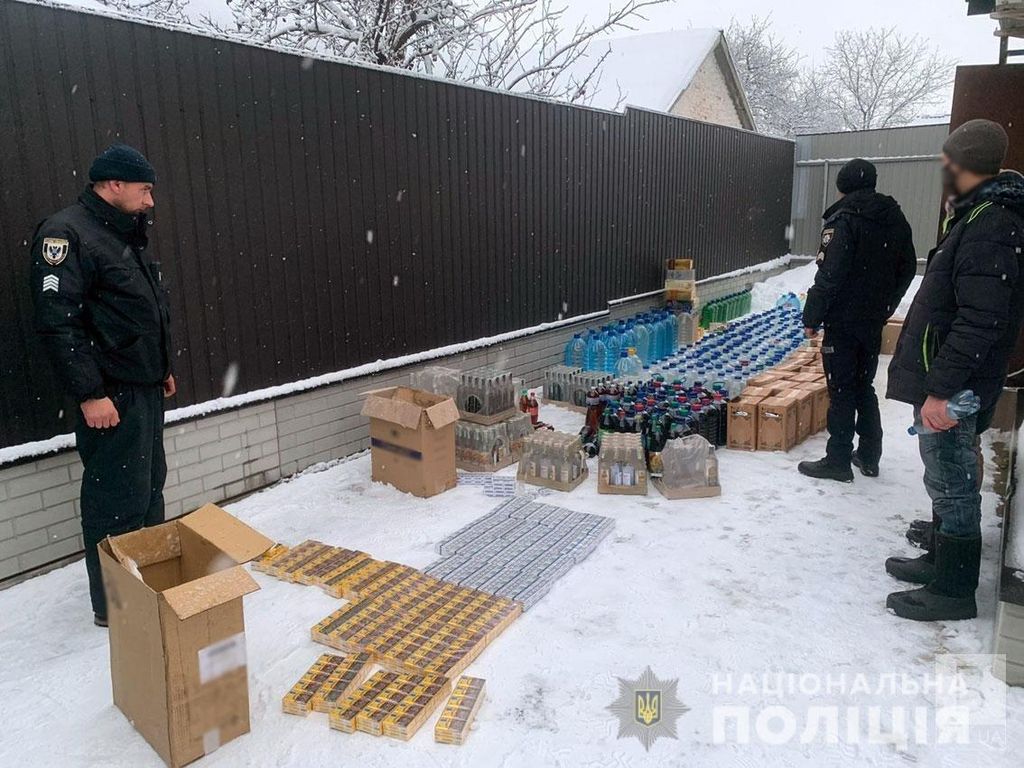 На Чернігівщині у підприємців вилучили дві тонни контрафактного алкоголю та понад 700 пачок цигарок. ФОТО
