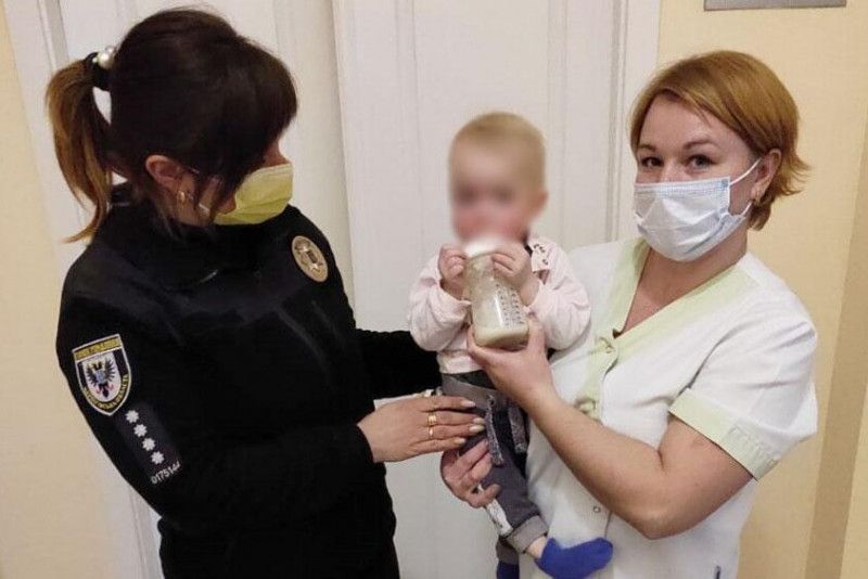 Був голодний і неохайний: поліцейські забрали у чернігівської родини немовля