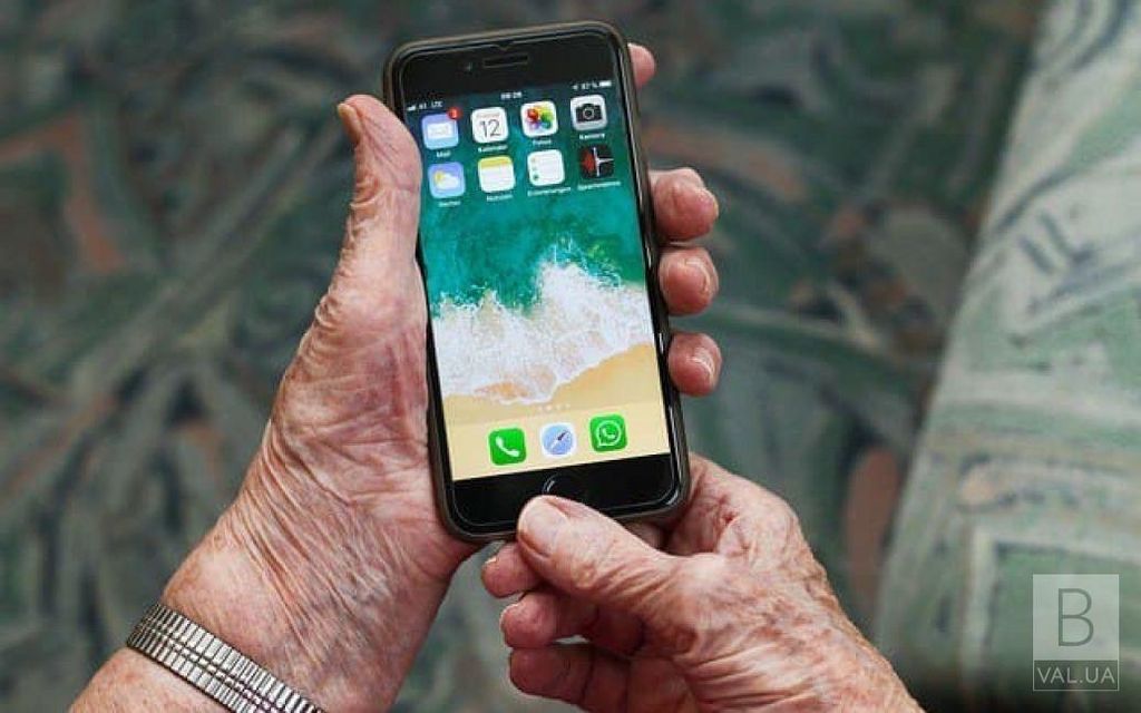 Вакциновані українські пенсіонери безкоштовно отримають смартфони
