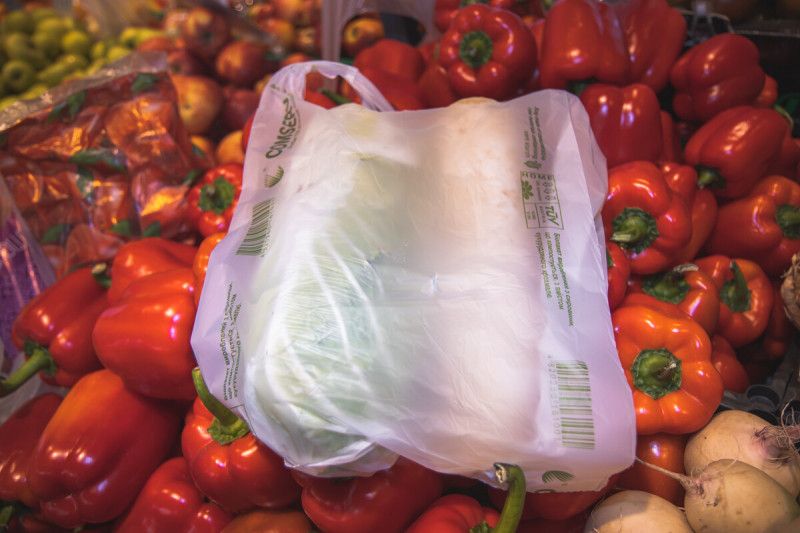 Чим у магазинах «АТБ» замінять заборонені пластикові пакети