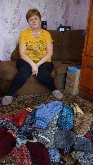 На Ічнянщині жінка сплела для військових на передовій 375 пар шкарпеток