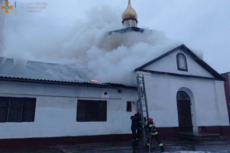 Надзвичайники назвали причину пожежі в церкві на Чернігівщині