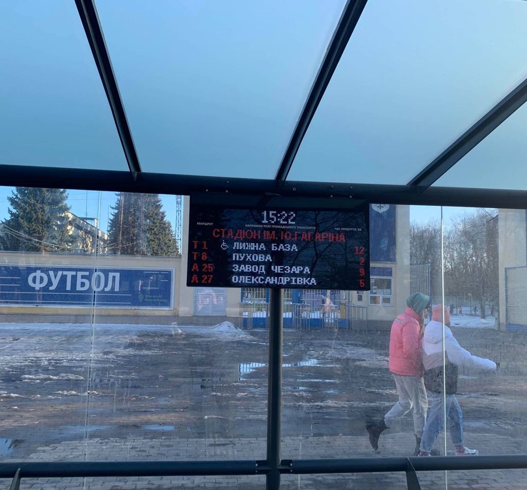 У Чернігові на електронних зупинкових табло тепер видно, які з автобусів і тролейбусів низькопідлогові