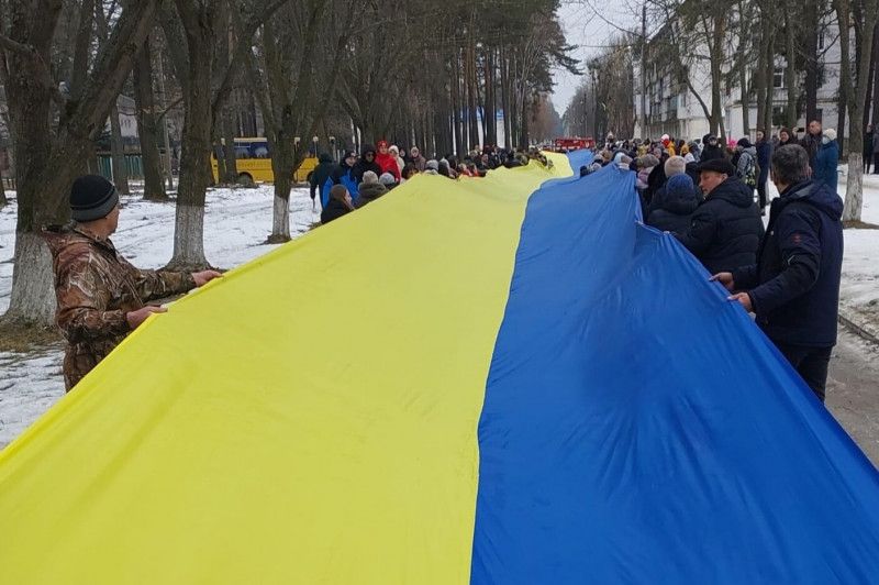 У Гончарівському розгорнули стометровий Державний Прапор України (Фотофакт)