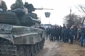 У Корюківці мирні жителі без зброї зупинили і розвернули танки (Відео)