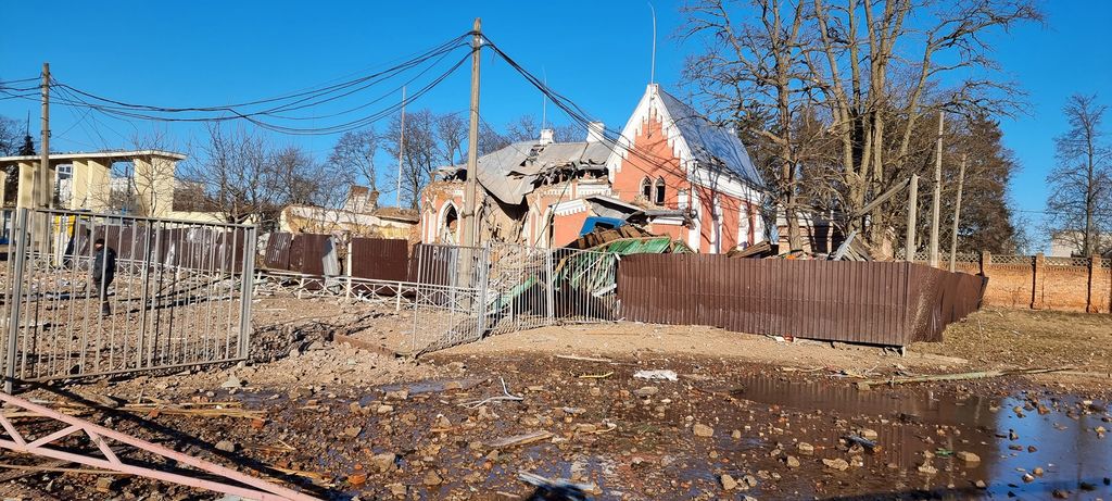 У Чернігові окупанти розбомбили стадіон імені Гагаріна. ФОТОфакт