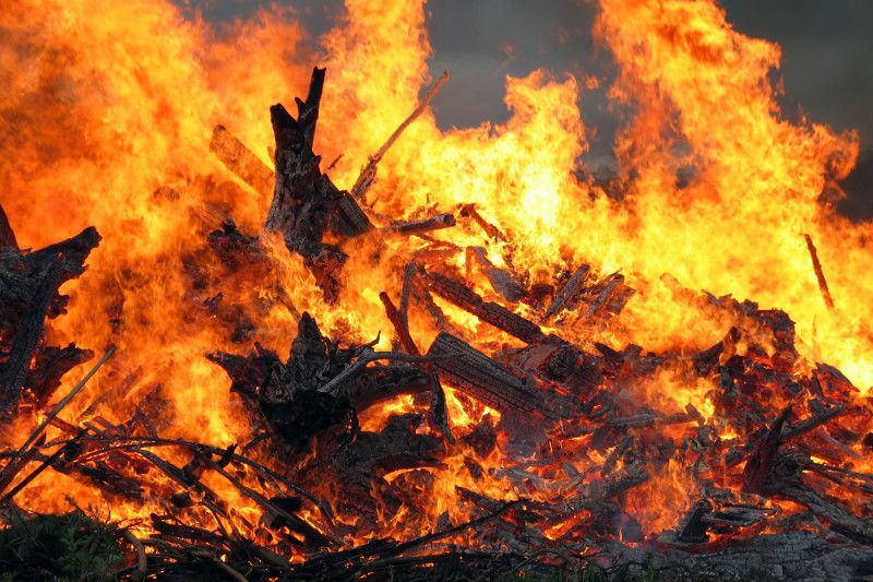 На Чернігівщині у багатоповерхівці сталася пожежа через обстріли окупантів