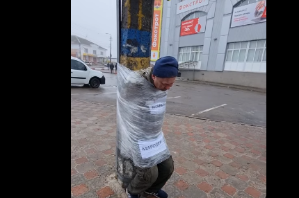 У Ніжині мародера привязали до стовпа ганьби