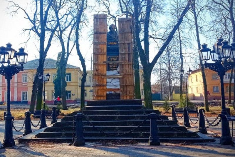У Ніжині забарикадували пам’ятник Гоголю (Фотофакт)